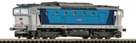 [Lokomotivy] &rarr;&nbsp;[Motorov�]&nbsp;&rarr;&nbsp;[T478.3 &bdquo;Brejlovec&rdquo;]&nbsp;&rarr;&nbsp;36257: dieselov� lokomotiva modro-b�l� v barevn�m schematu „Najbrt-Design“