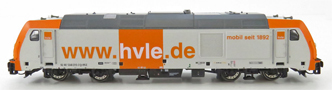 [Lokomotivy] &rarr;&nbsp;[Motorov�]&nbsp;&rarr;&nbsp;[BR 246]&nbsp;&rarr;&nbsp;501217: dieselov� lokomotiva b�l�-oran�ov� s �edou st�echou s potiskem „www.hvle.de“