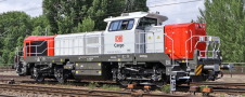 [Lokomotivy] &rarr;&nbsp;[Motorov�]&nbsp;&rarr;&nbsp;[Vossloh DE 18]&nbsp;&rarr;&nbsp;HN9073: dieselov� lokomotiva sv�tle �ed�-�erven�, �ern� r�m a pojezd