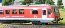 [Lokomotivy] &rarr;&nbsp;[Motorov� vozy a jednotky]&nbsp;&rarr;&nbsp;[BR 628]&nbsp;&rarr;&nbsp;51008312: dvoud�ln� motorov� jednotka �erven�-b�l� s �edou st�echou „S�dostbayernbahn“