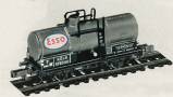 [N�kladn� vozy] &rarr;&nbsp;[Cisternov�]&nbsp;&rarr;&nbsp;[2-os� R]&nbsp;&rarr;&nbsp;G 215: kotlov� v�z st��brn� s logem „Esso“