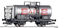 [N�kladn� vozy] &rarr;&nbsp;[Cisternov�]&nbsp;&rarr;&nbsp;[2-os� R]&nbsp;&rarr;&nbsp;95877: kotlov� v�z st��brn� s brzda�skou budkou „APC/ESSO“